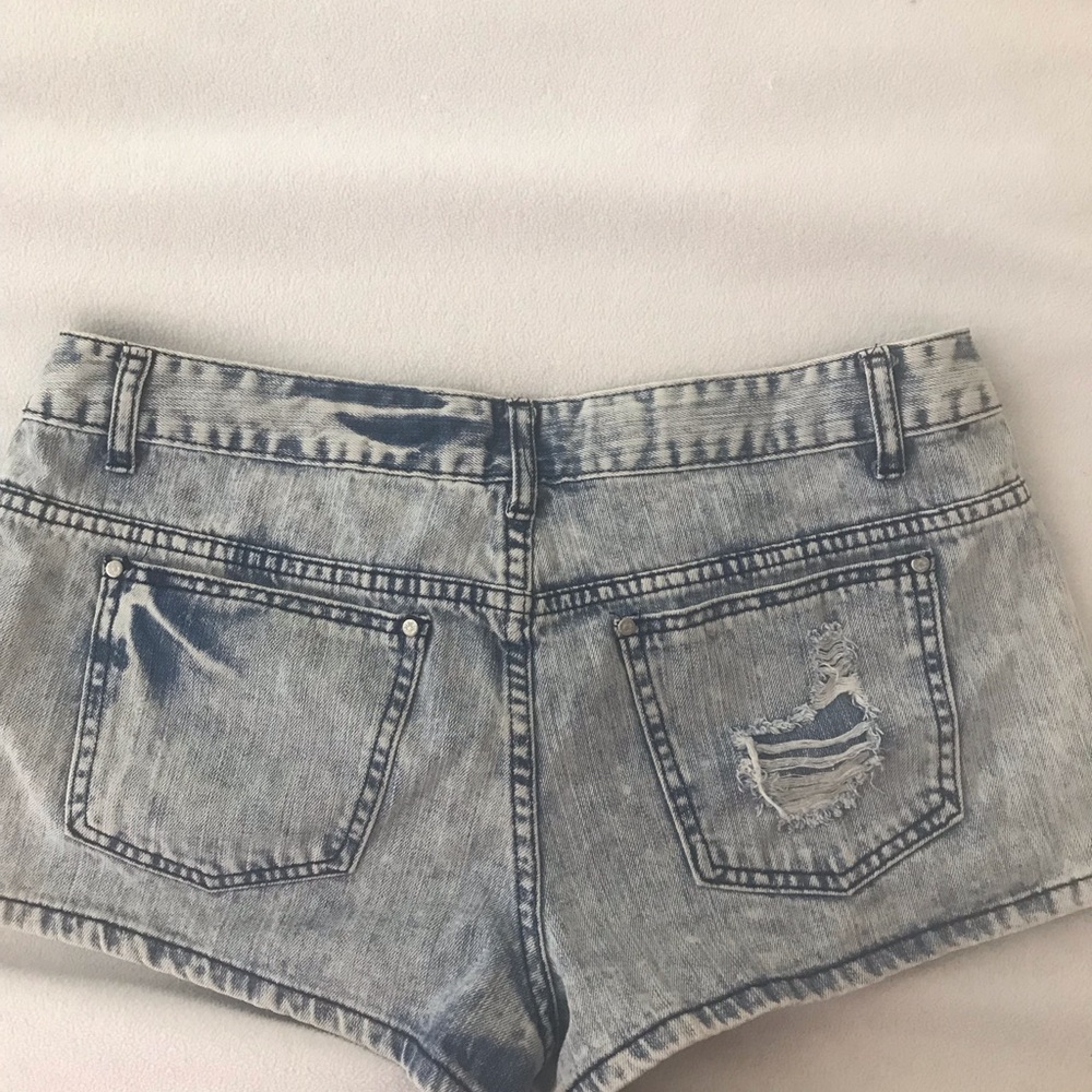 Shorts - Picture 3 of 4